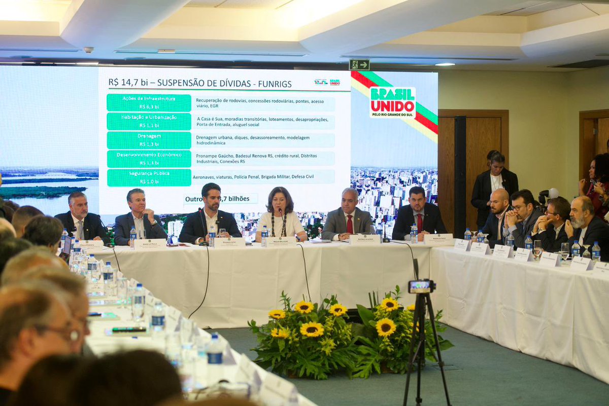PREPARAÇÃO PARA O FUTURO
O <a href="/govbr/">Governo do Brasil</a> realizou nesta quinta-feira (7), em Porto Alegre, reuniões de balanço e anúncio de novas ações pela reconstrução do estado. Além da comitiva de ministros, 
o governador Eduardo Leite e prefeitos de mais de 50 municípios participaram da agenda.