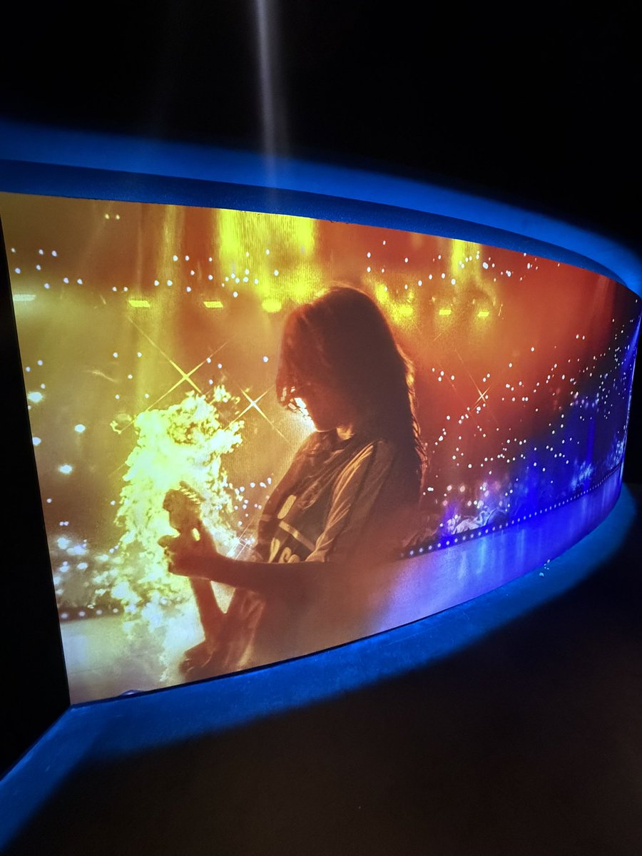billiesdiners's tweet photo. The greatest night💙🧡 @Billie3DMovie @billieeilish @finneas https://t.co/qIcrRfWjtR
