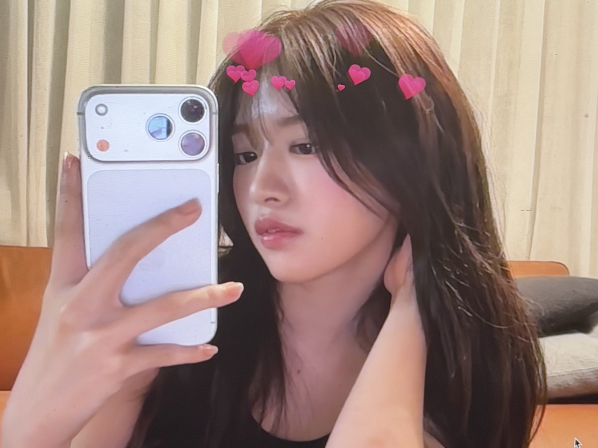 just yujin’s selca tweet media