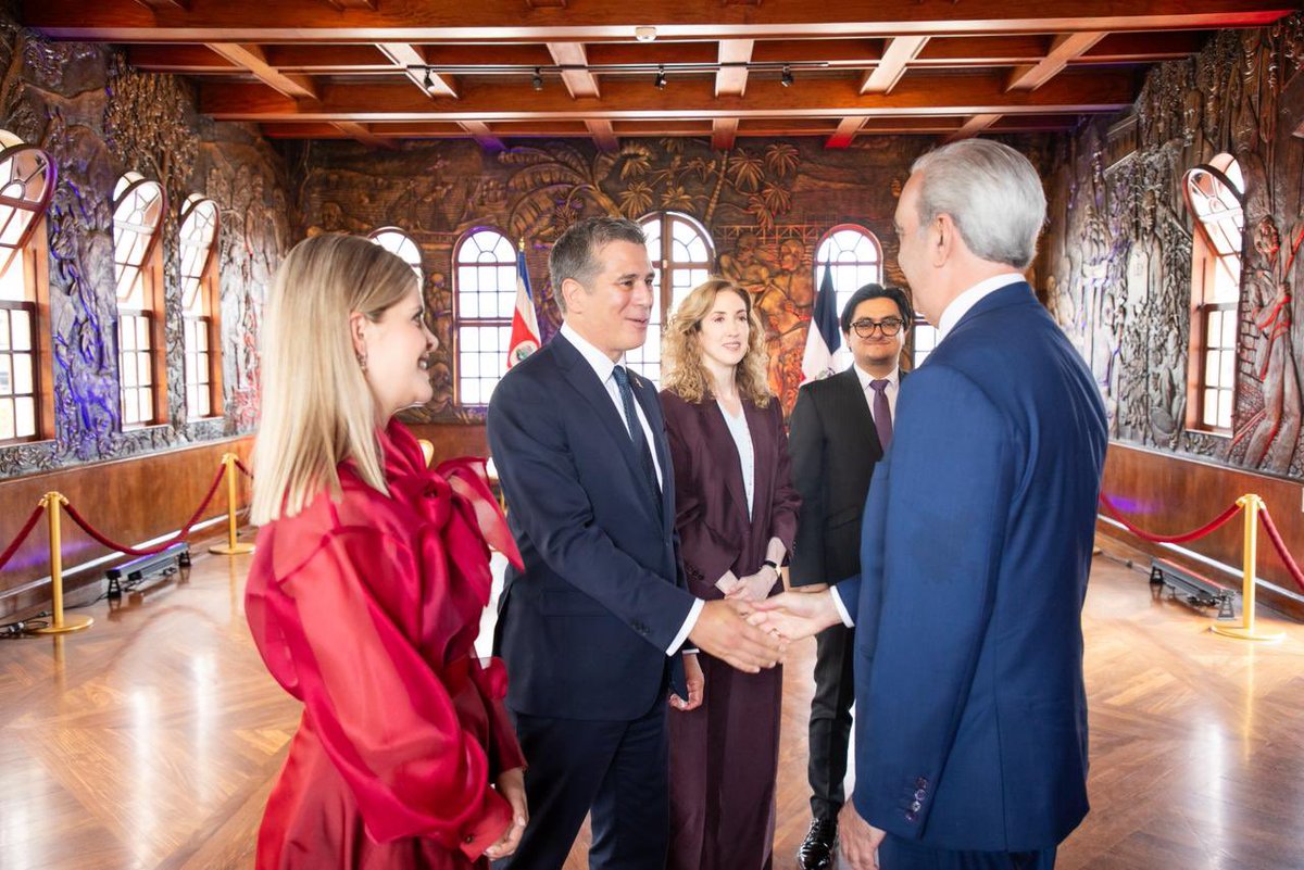 Dando continuidad a su agenda en Costa Rica, el Pdte. @LuisAbinader sostuvo un encuentro con la presidenta electa de ese país, Laura Fernández Delgado, donde abordaron iniciativas para fortalecer la cooperación, el comercio y las relaciones diplomáticas entre ambas naciones.