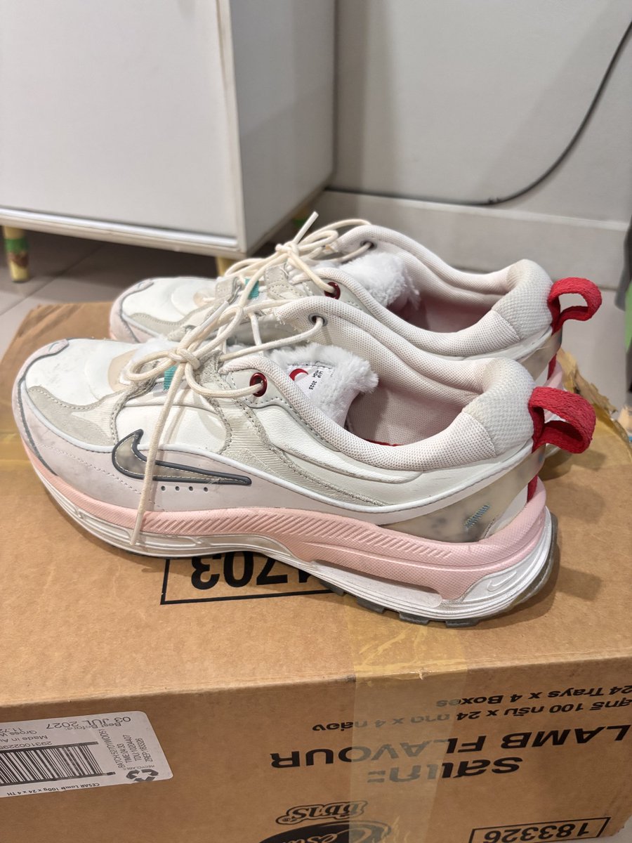 minimum_010's tweet photo. 6.) (Women) Nike Air Max Bliss 'Year of the Rabbit' ไซส์39-41 UK7 สภาพดีแต่มอมนิดนึงค่ะ ซักได้ 💥ส่งต่อ 1150฿ ส่งฟรี💥
ต่อรองได้ค่ะ 🙏🏻🥺

#ส่งต่อ #ส่งต่อรองเท้า #รองเท้าผ้าใบ #มือสอง #รองเท้ามือสอง #ส่งต่อมือสอง #รองเท้าผ้าใบมือสอง #ซื้อขาย #ส่งต่อเสื้อผ้า https://t.co/0iZWdWz2HC