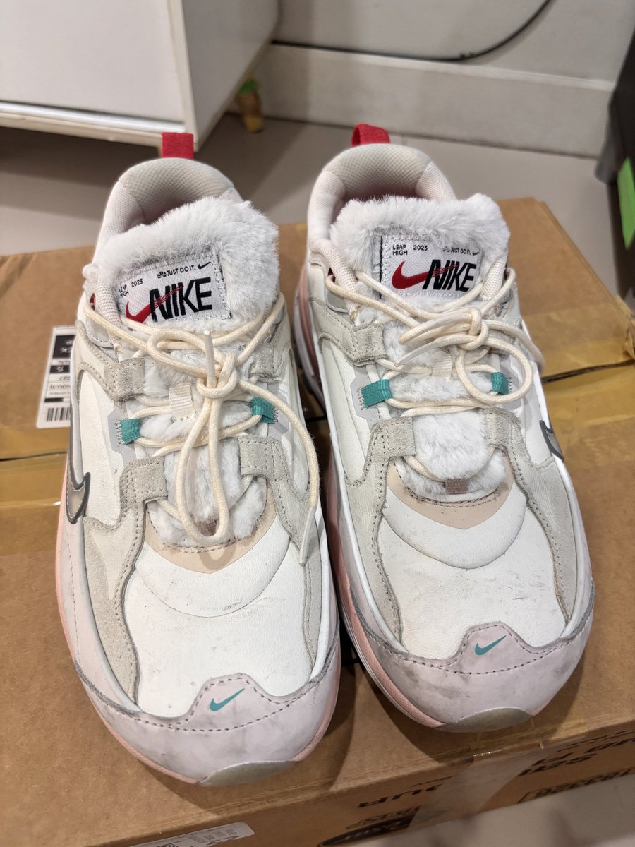 minimum_010's tweet photo. 6.) (Women) Nike Air Max Bliss 'Year of the Rabbit' ไซส์39-41 UK7 สภาพดีแต่มอมนิดนึงค่ะ ซักได้ 💥ส่งต่อ 1150฿ ส่งฟรี💥
ต่อรองได้ค่ะ 🙏🏻🥺

#ส่งต่อ #ส่งต่อรองเท้า #รองเท้าผ้าใบ #มือสอง #รองเท้ามือสอง #ส่งต่อมือสอง #รองเท้าผ้าใบมือสอง #ซื้อขาย #ส่งต่อเสื้อผ้า https://t.co/0iZWdWz2HC