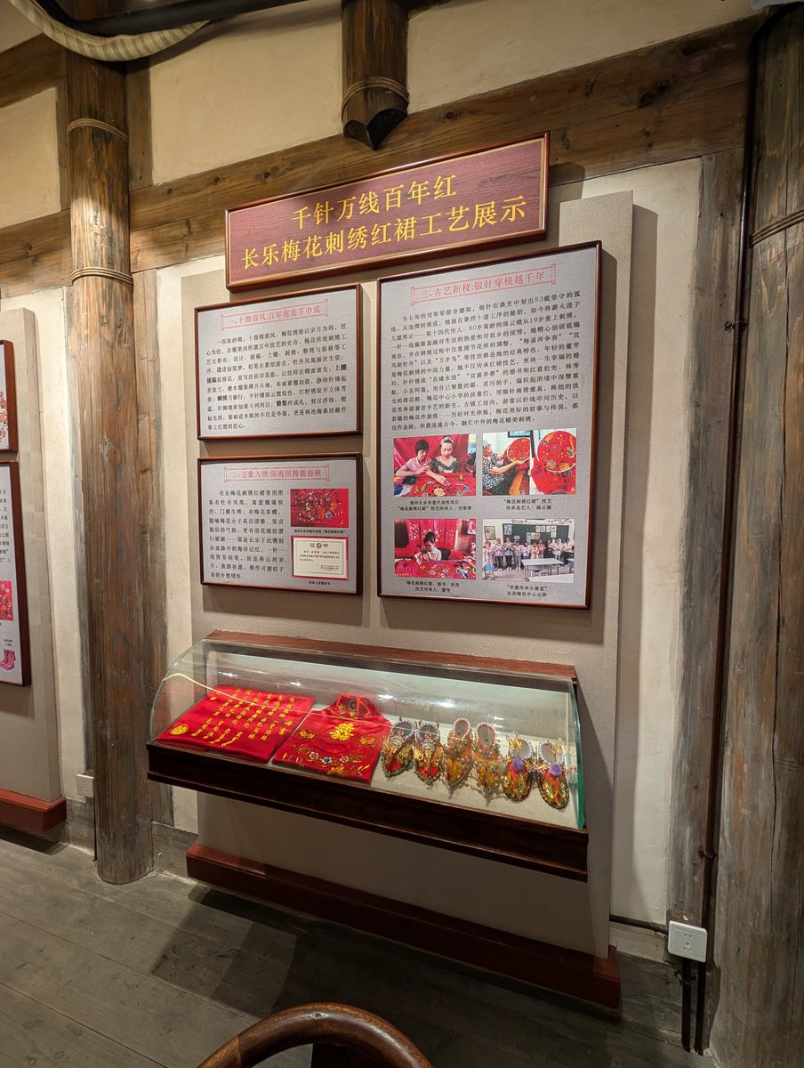 yadomagic's tweet photo. 展示の主役は梅花鎮で祀られている「蔡夫人」。中国から琉球に渡った「閩人三十六姓」の子孫で、琉球紅型を当地に伝え、ここで亡くなったとのこと。当地の織物「梅花刺繍紅裙」の源流になっているそう。 https://t.co/bSB4mdz32Y