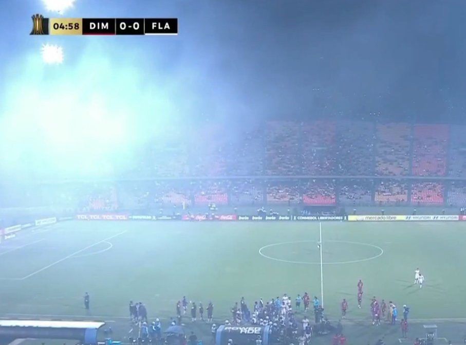 -Bola rolando aqui em Medelin

*Torcida tenta invadir gramado com 5 minutos de jogo*

-Fim de jogo. ISSO É LIBERTADORES