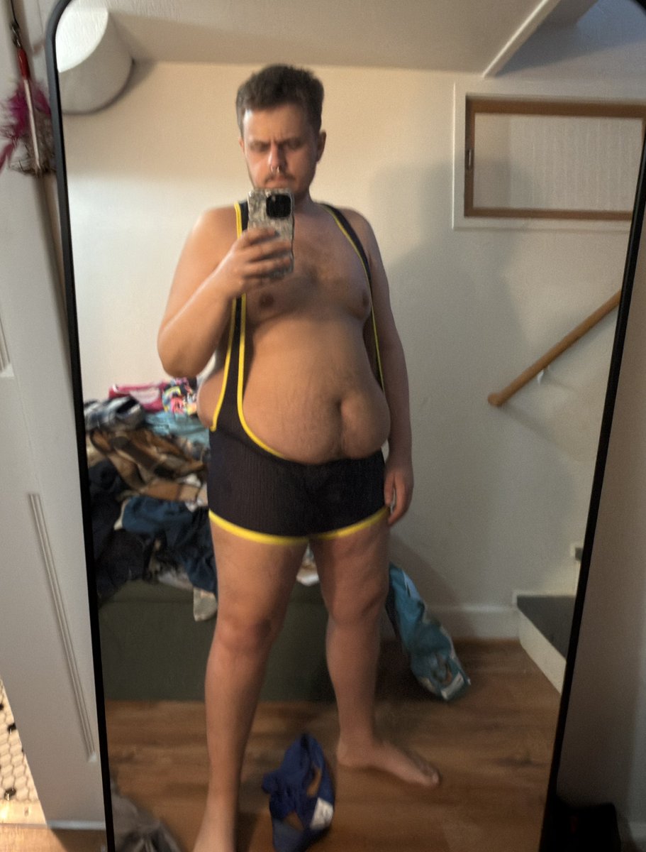 NeonSlowpoke's tweet photo. Ignore the giant pile of clothes behind me https://t.co/LLSKxi3Z3A