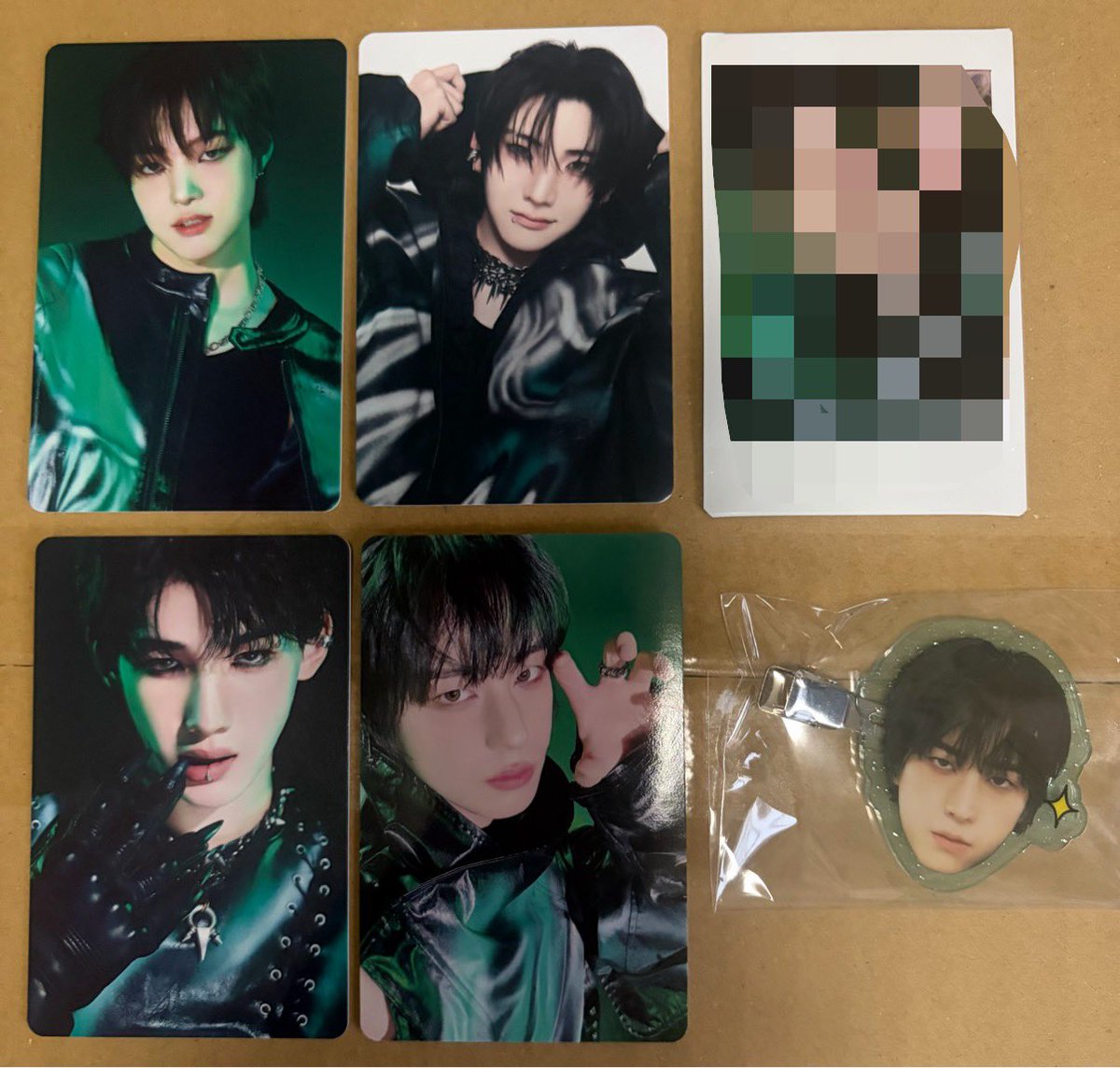 2a_cox's tweet photo. 【&amp;TEAM 交換】BLAZE THE WAY
フォトカード インスタントフォト ヘアクリップ トレカ 交換

【譲】画像1枚目
　　（EJ,YUMA,JO,TAKI）

【求】画像2,3枚目K (👑>>💖)

郵送>>5/13,14 Kアリ手渡し可能です🉑
お気軽にお声掛けください🍀
#andteam #交換 https://t.co/7ncnPuL56x