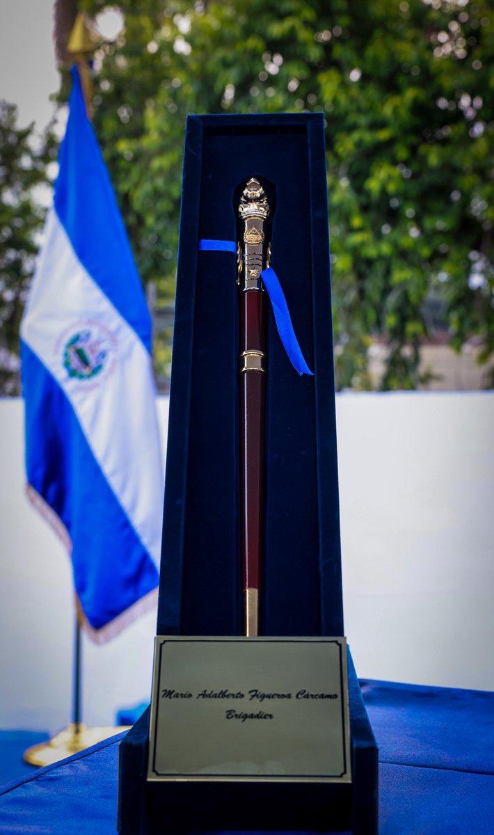 DefensaSV's tweet photo. El Ministro @merino_monroy preside la ceremonia del 202º aniversario de fundación de la @FUERZARMADASV y Día del Soldado Salvadoreño. 🇸🇻

Durante el acto, 63 cadetes realizarán su juramento ante el altar de la patria, comprometiéndose a defenderla aun a costa de su propia vida.

Asimismo, se llevará a cabo la entrega del Bastón de Mando a Generales recientemente ascendidos, símbolo de liderazgo dentro de la Institución Armada.