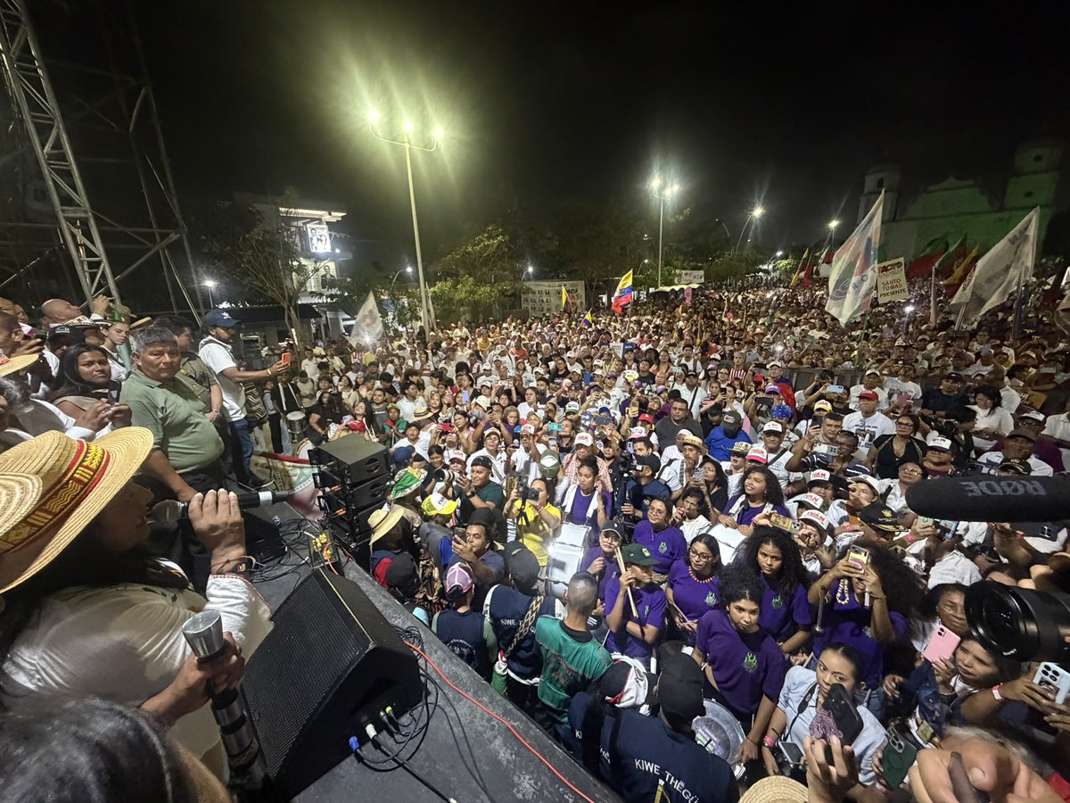 La única candidata vicepresidencial que llena plazas públicas. 

Esta foto hermosa es hoy en Soledad, Atlántico. 
<a href="/aida_quilcue/">Aida Quilcué</a>