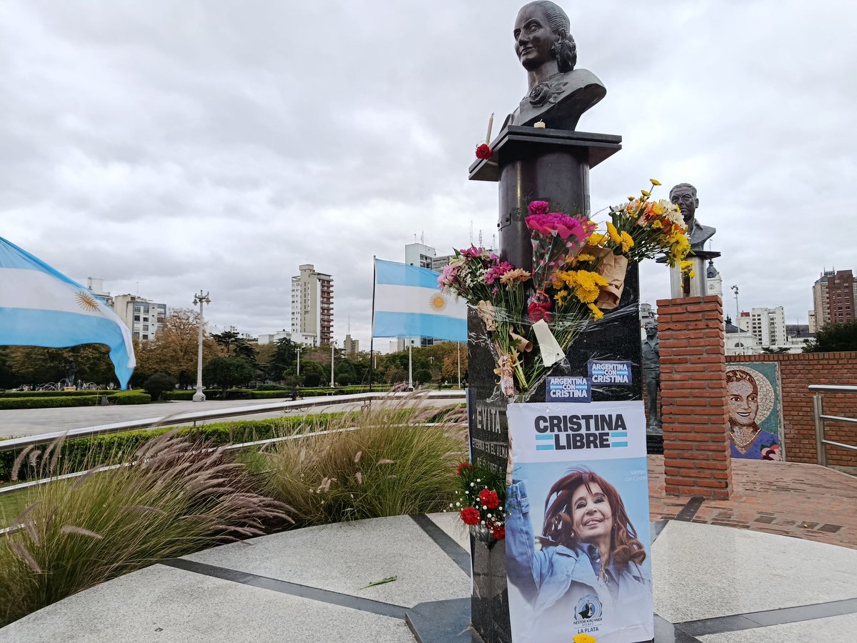 CMLealtad_LP's tweet photo. Celebramos a Evita en su cumpleaños 107✌🏿🩵

Junto a lxs compañerxs del @ateneonestorkirchnerlp,  @fsaintout y @arielarchanco recordamos a Eva, la mujer que nos enseñó ; de amor al pueblo, de lealtad y de gratitud.

#evitacumple
#cristinalibre https://t.co/40zmSYaq0n