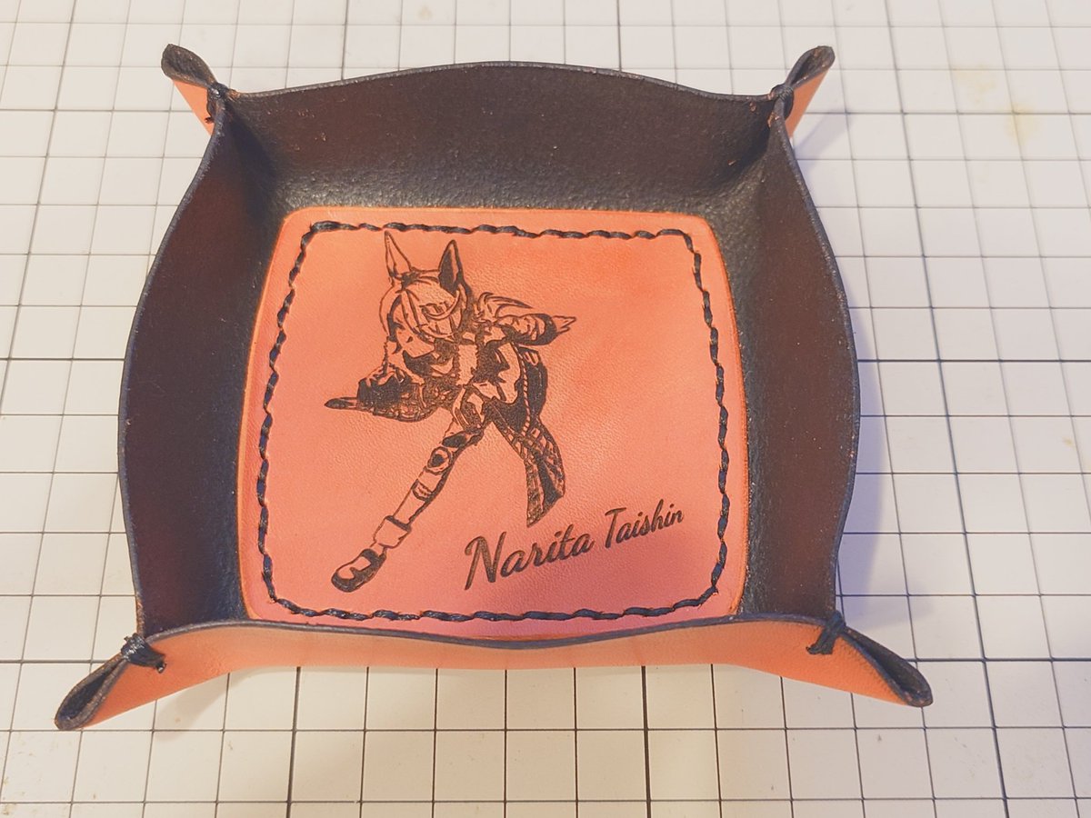 mohawk_yuki's tweet photo. 生誕祭に向けて練習作成。
レザートレイを試作してみましたが革への刻印は金属刻印よりも難しい。
本チャンで作りたい物はもっと調整しないとなぁ。
#ナリタタイシン https://t.co/aYqWjXgvCa