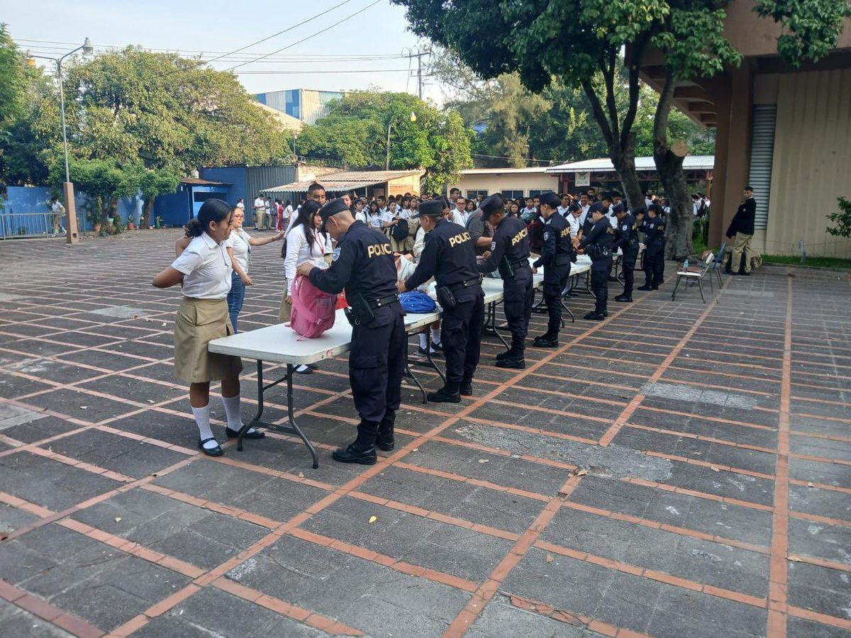 ultimahsv's tweet photo. #SeguridadCiudadana | 🇸🇻🚨 Elementos de la Sección Departamental de Orden y Seguridad Escolar de la @PNCSV realizaron registros rutinarios en el #INFRAMEN antes de clases para prevenir el ingreso de ilícitos.
Se insta a los padres a revisar lo que sus hijos llevan a los centros educativos para evitar delitos.