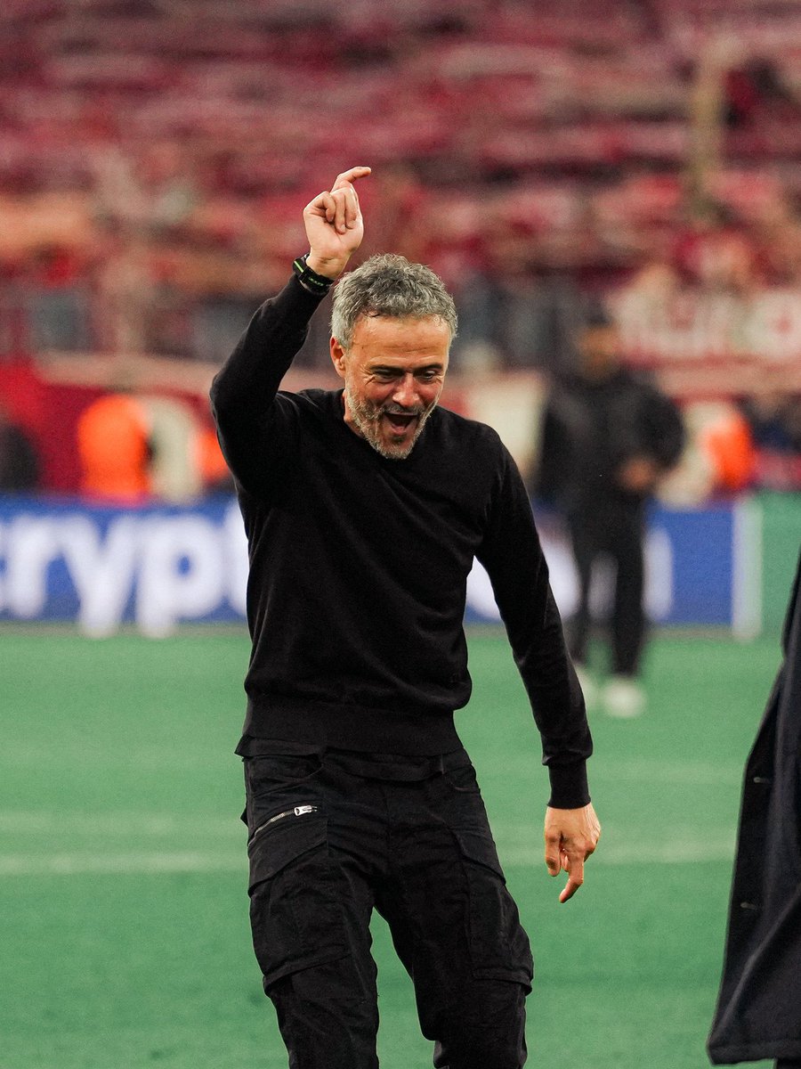 O Luis Enrique é bizarro kkkkkkkkkkk

Ele convidou TODOS os jogadores do PSG para comemorar o próprio aniversário em um jantar e simplesmente NÃO FOI.

O Lucho aproveitou para deixar os atletas curtirem sozinhos a classificação à final.

🗞️ Le Parisien