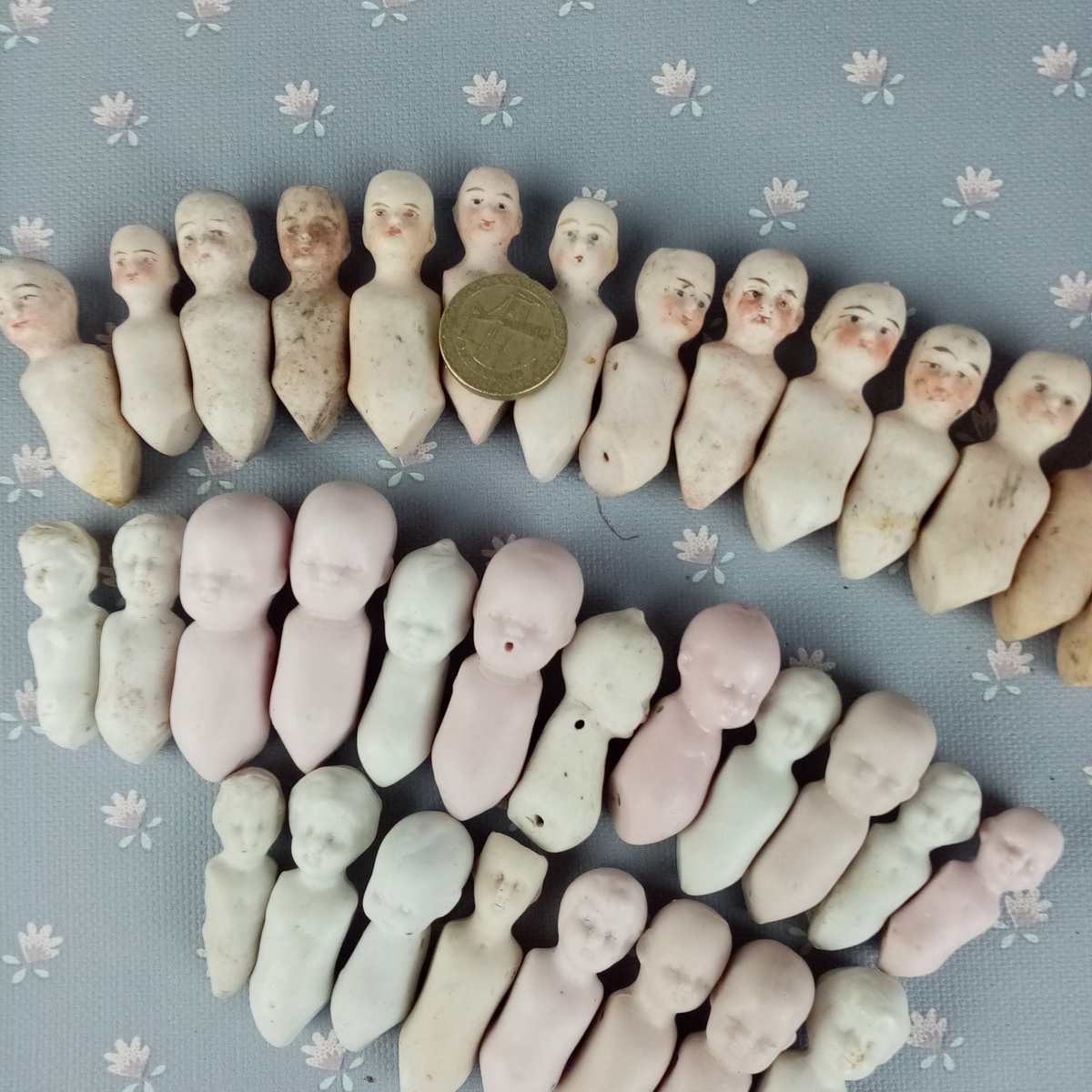 ShabbywonderUk's tweet photo. Sun out means sorting time 🌞📥🚿#artistssupply #mixedmedia #curiosity #porcelaindolls #assemblageart https://t.co/ERaHUfU1Rs