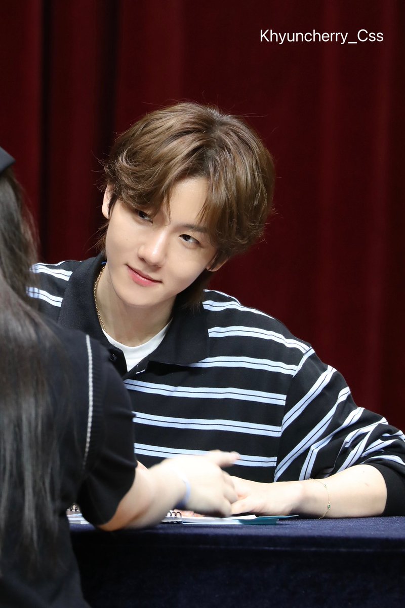 hourly baekhyun 🤍 tweet media