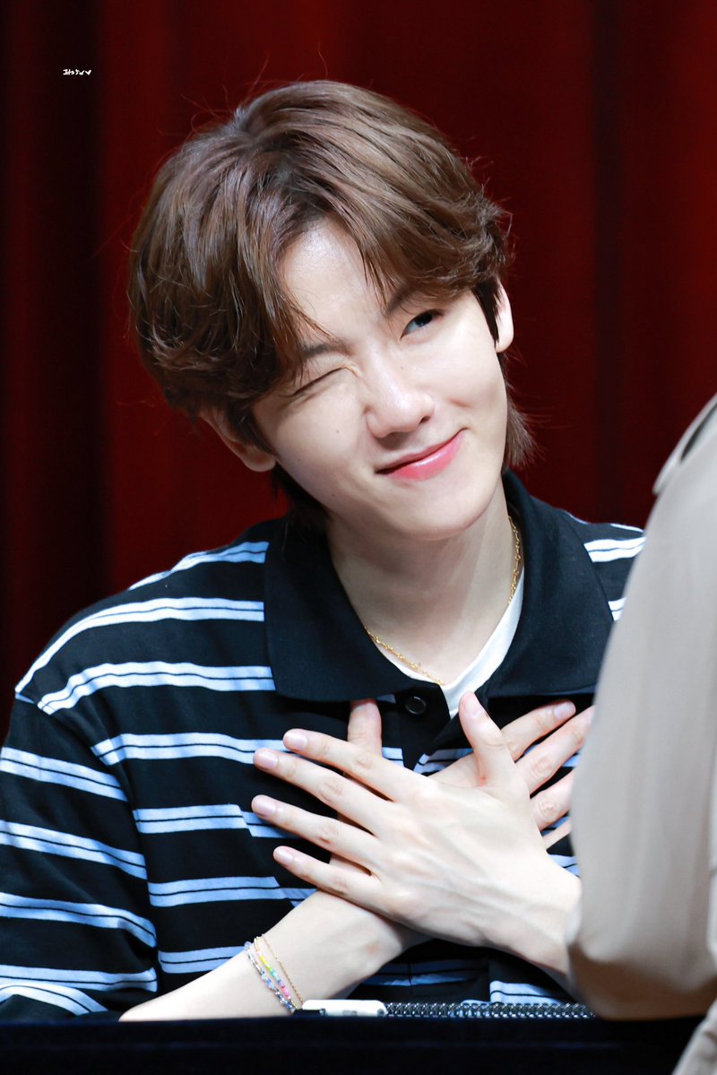 hourly baekhyun 🤍 tweet media