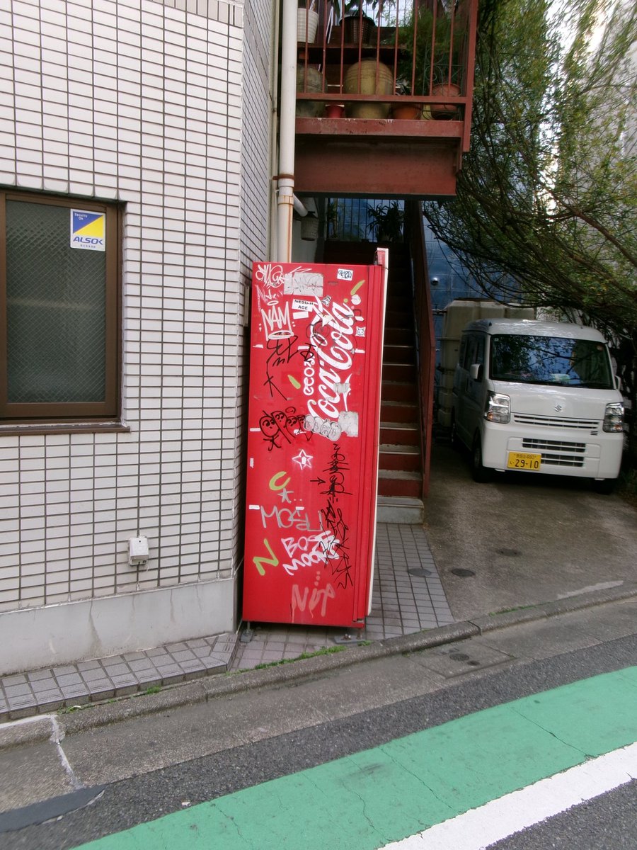 誰かが書いた落書きが今も鮮やかに残っている。 A forgotten vending
