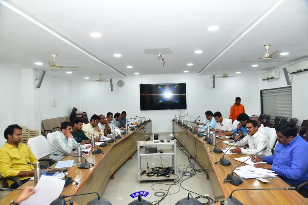 MC_Karimnagar's tweet photo. #MC_KARIMNAGAR participated in a meeting along with the Additional Collector @aclbknr at the Collectorate Conference Hall to review pending applications under the Layout Regularization Scheme (LRS–2020).

During the meeting, it was informed that the State Government has issued G.O. 131, providing a 25% rebate on LRS fees and other applicable charges. Applicants who applied for LRS in 2020 but have not yet paid the fee, or have made only partial payments, can avail themselves of this benefit.

It was clarified that the 25% rebate is applicable only for payments made between May 1, 2026, and July 31, 2026. It was emphasized that plot owners can regularize their plots at a reduced cost through this scheme. Regularization will enable easier property registration, access to bank loans, and obtaining building permissions in the future.

Officials were instructed to create widespread awareness among applicants about the rebate and ensure maximum outreach. Municipal Commissioners were also directed to establish help desks to assist applicants regarding the LRS rebate scheme.

@Collector_KNR @tksreedevi @cdmatelangana @IPRTelangana @TelanganaCMO @TelanganaCS