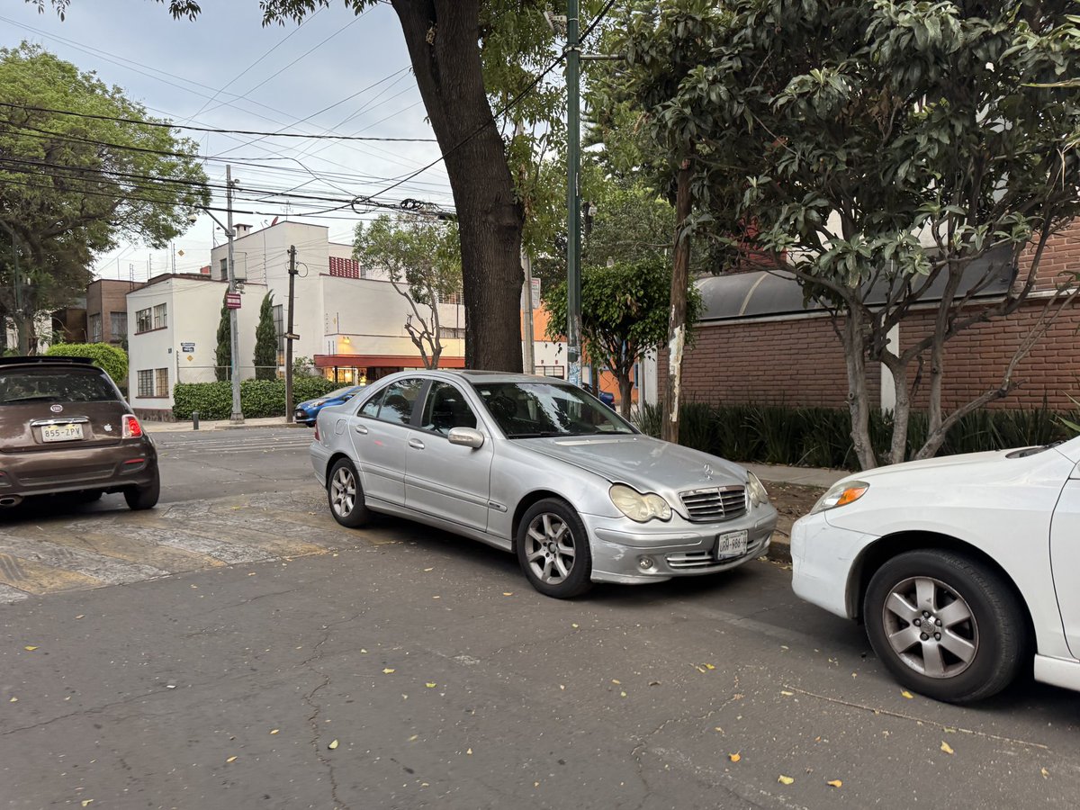 space_am's tweet photo. Mitla esquina torres adalid…@OVIALCDMX @SSC_CDMX @UCS_GCDMX
#TransitoCDMX 
Alguien estacionándose como quiere…..
Se puede? https://t.co/3f8Kb1iUPm