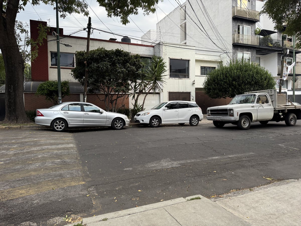 space_am's tweet photo. Mitla esquina torres adalid…@OVIALCDMX @SSC_CDMX @UCS_GCDMX
#TransitoCDMX 
Alguien estacionándose como quiere…..
Se puede? https://t.co/3f8Kb1iUPm