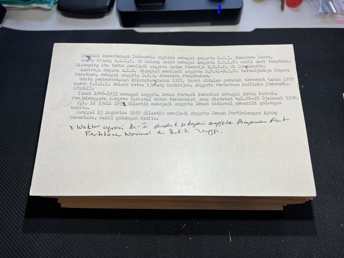 logos_id's tweet photo. Mendigitalisasi belasan ribu index card dari seorang sejarawan dan political scientist terkenal.

Mungkin, hanya ada 3 orang di dunia yang bisa melihat semua index card ini. Tapi, seperti biasa, nanti mimin akan bagikan gratis.

Ada yang bisa tebak siapakan sejarawannya? 😁 https://t.co/bTcoYBlApd
