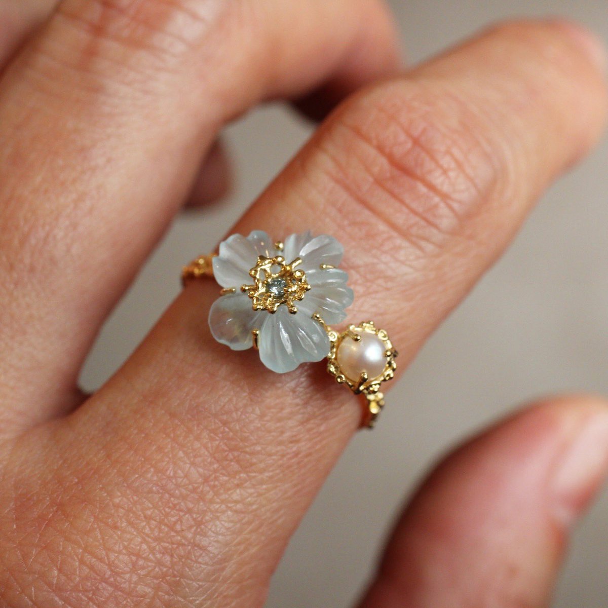 CLAS2009's tweet photo. 【新作紹介/New arrival】空花白玉 -SORAHANASHIRATAMA- 
K18  aquamarine blue-diamond akoya-pearl

ミルキーなニュアンスのアクアマリンのお花は立体感あるカービングが魅力。白玉に見立てたアコヤパールを添えた贅沢な和菓子モチーフリング。 https://t.co/njx1VsMSm7