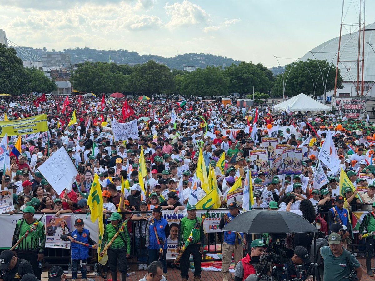 wilcan91's tweet photo. Que hermosooo!!
Pura alegría, fervor y mucho entusiasmo. Asi somos los progresistas. 
Vamos a ganar en primera vuelta!
@IvanCepedaCast https://t.co/5Y2wtdKGg6