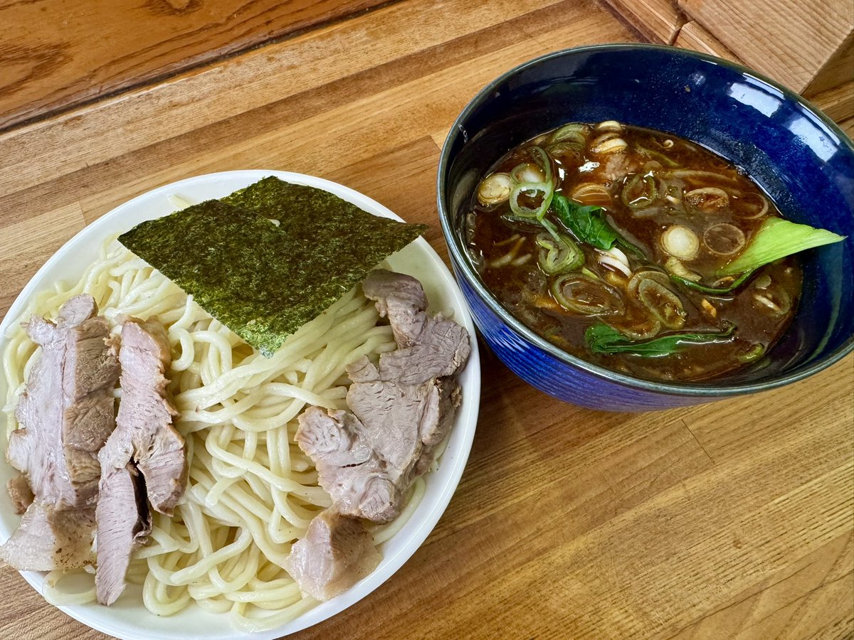 umasugimen_5's tweet photo. ウマスギィィィ！！！
藤沢本町『はじめ』こつけ麺！ずっと変わらないこちらの老舗は、柔らかめのむにゅっとした麺を、濃くてやや酸味の効いた魚と肉の旨みたっぷりのつけ汁でいただく独自のもの。店主さんが本当にできた方で、いつまでもなくなってほしくないお店の一つ。味噌もおすすめ！ https://t.co/m9khdto00G
