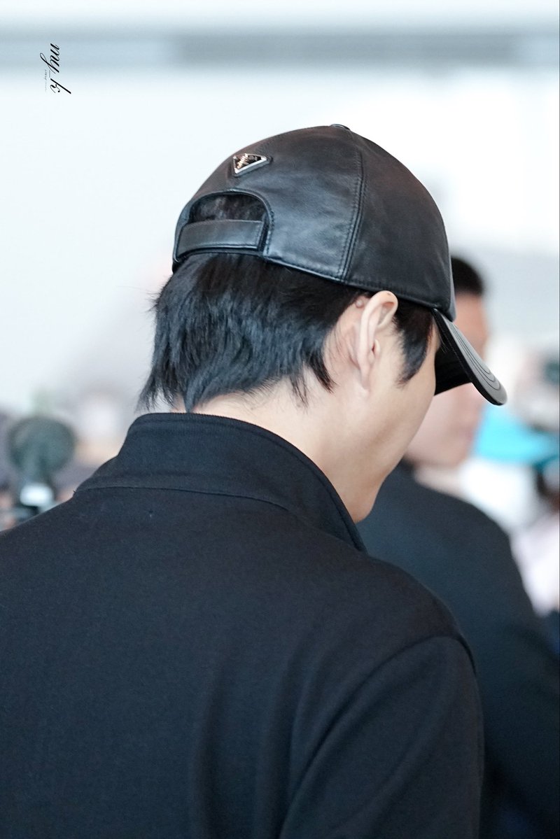 clear view of youngk’s big mole behind his right ear