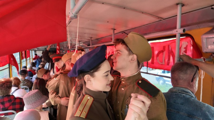 afishabrn's tweet photo. По Барнаулу проехал праздничный трамвай 🚃

7 мая в городе провели акцию «Домой с Победой!». Празднично оформленный трамвайный вагон курсировал по маршруту №1.

В трамвае ехали ученики и педагоги школы №53 в военной форме времен Великой Отечественной… https://t.co/P8nqlq64wn https://t.co/7HIJ17DKxI