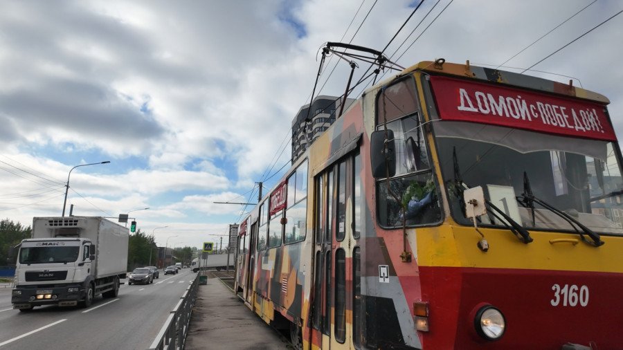 afishabrn's tweet photo. По Барнаулу проехал праздничный трамвай 🚃

7 мая в городе провели акцию «Домой с Победой!». Празднично оформленный трамвайный вагон курсировал по маршруту №1.

В трамвае ехали ученики и педагоги школы №53 в военной форме времен Великой Отечественной… https://t.co/P8nqlq64wn https://t.co/7HIJ17DKxI