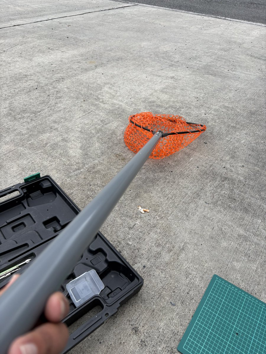 gomadare1018's tweet photo. ガイドで使ってるラバーネット、柄のアルミが折れてしまい
このまま捨てるのは勿体無いから塩ビパイプとボルトナットを使って補修☝️
もう少し頑張ってもらいます😉 https://t.co/ezKgmVt4c1