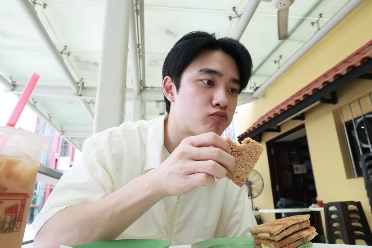 time4romance's tweet photo. 도경수가 세시간 넘는 콘서트에서도 초강철 하이텐션으로 지치지 않는 비결:

밥심 https://t.co/PMe2WLiPY0