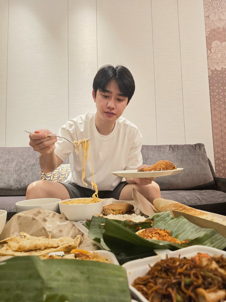 time4romance's tweet photo. 도경수가 세시간 넘는 콘서트에서도 초강철 하이텐션으로 지치지 않는 비결:

밥심 https://t.co/PMe2WLiPY0