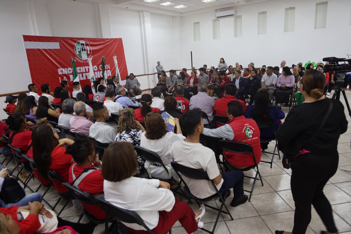 PRICDMX_'s tweet photo. El presidente @BetanzosOficial  destacó ante la presidenta del @iecm , @PatyAvendanoD , el trabajo que desarrolla el órgano electoral en defensa de la democracia. En el décimo primer foro que realizó la @SAECDMX reiteró que el  PRI siempre defenderá la autonomía del IECM. https://t.co/743xaeJqpR