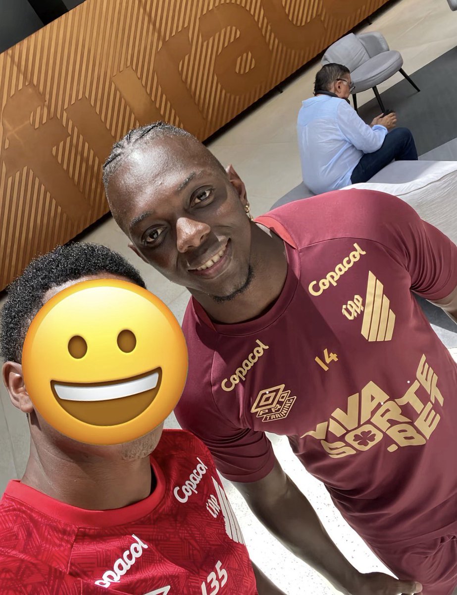 Acabei de ver essa foto de um cara que postou no ttk

Que estranho é ver isso….