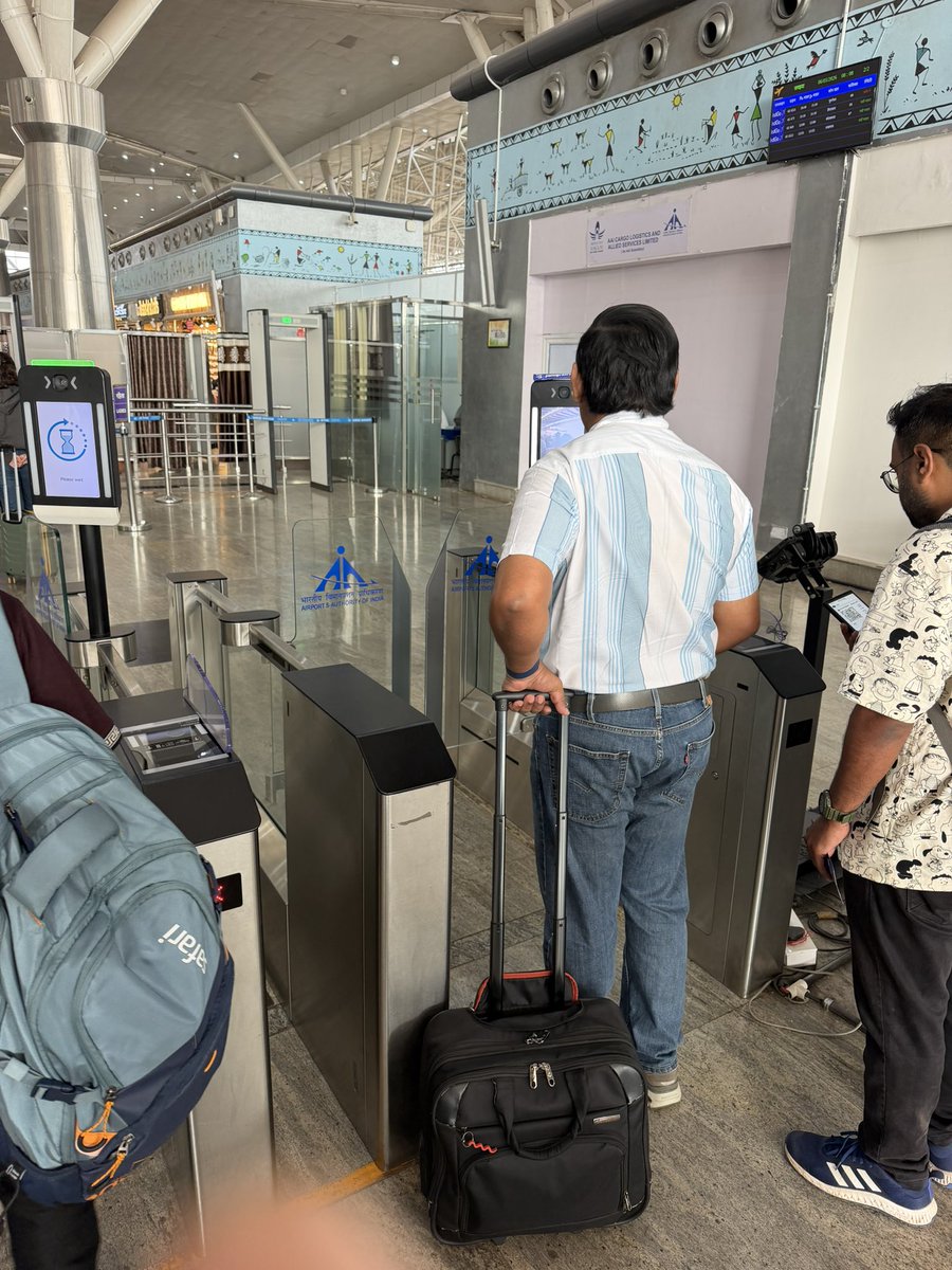 Mukeshjain_SEPL's tweet photo. @aairprairport @AAI_Official @MoCA_GoI @DGCAIndia @DigiYatraOffice @ChhattisgarhCMO @RamMNK @vishnudsai @brijmohan_ag At Swami Vivekananda Airport, Digi Yatra passengers are facing inconvenience due to improper functioning of the face recognition scanner at the entry gate. Direct sunlight falling on the scanner appears to be affecting facial recognition accuracy, leading to delays and difficulty for passengers.

Request to the concerned authorities to kindly address the issue by providing proper shading/anti-glare arrangements so that Digi Yatra can function smoothly and passengers can enjoy a seamless airport experience.

#DigiYatra #RaipurAirport #PassengerConvenience #DigitalIndia #SmartTravel