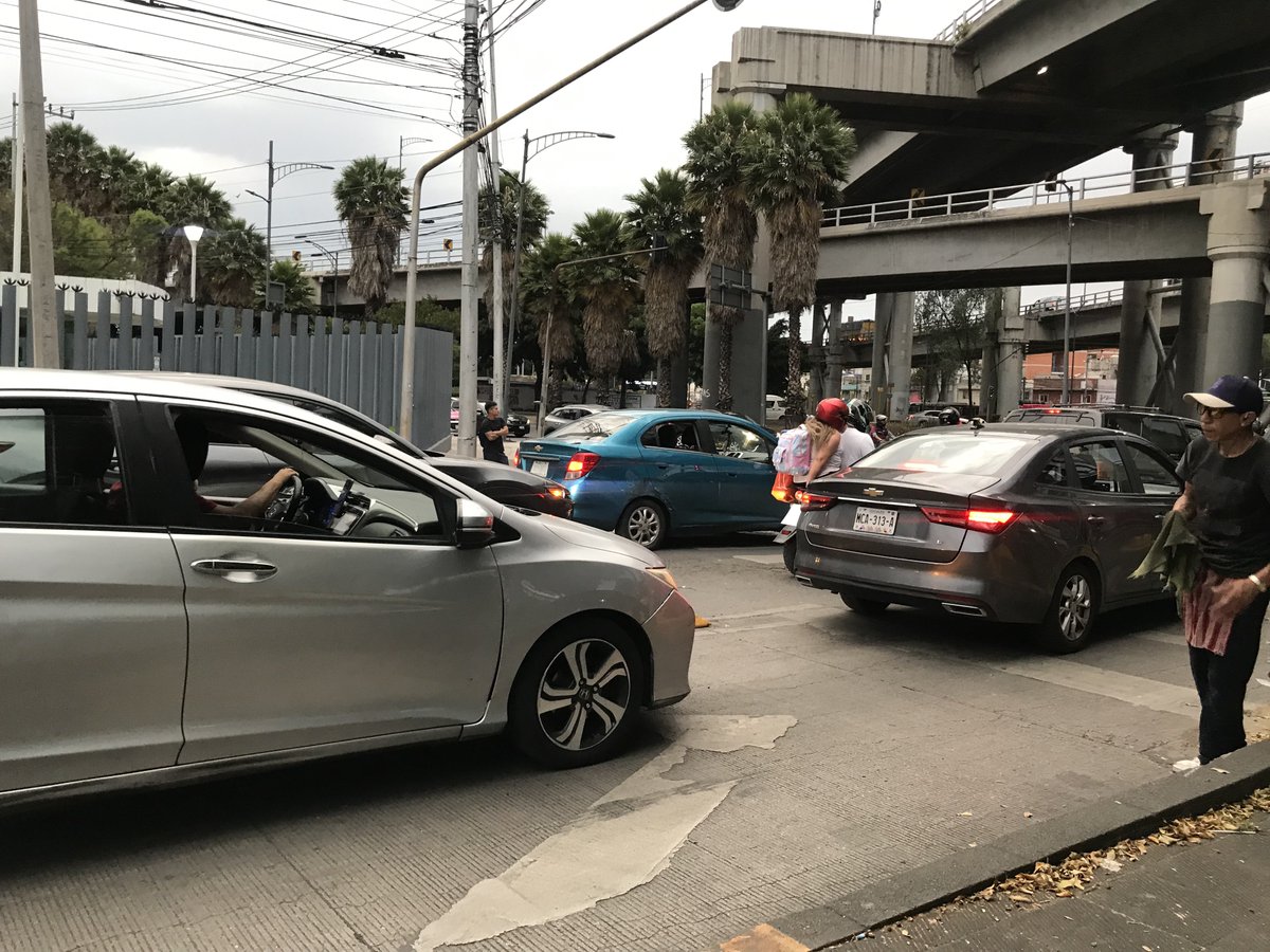 Jonhkury's tweet photo. Coches invadiendo el carril del metrobús línea 4 ruta sur estación Moctezuma calle Sidar y Rovirosa Col, jardín Balbuena @Vcarranza_  @UCS_GCDMX https://t.co/1teobaWu8N