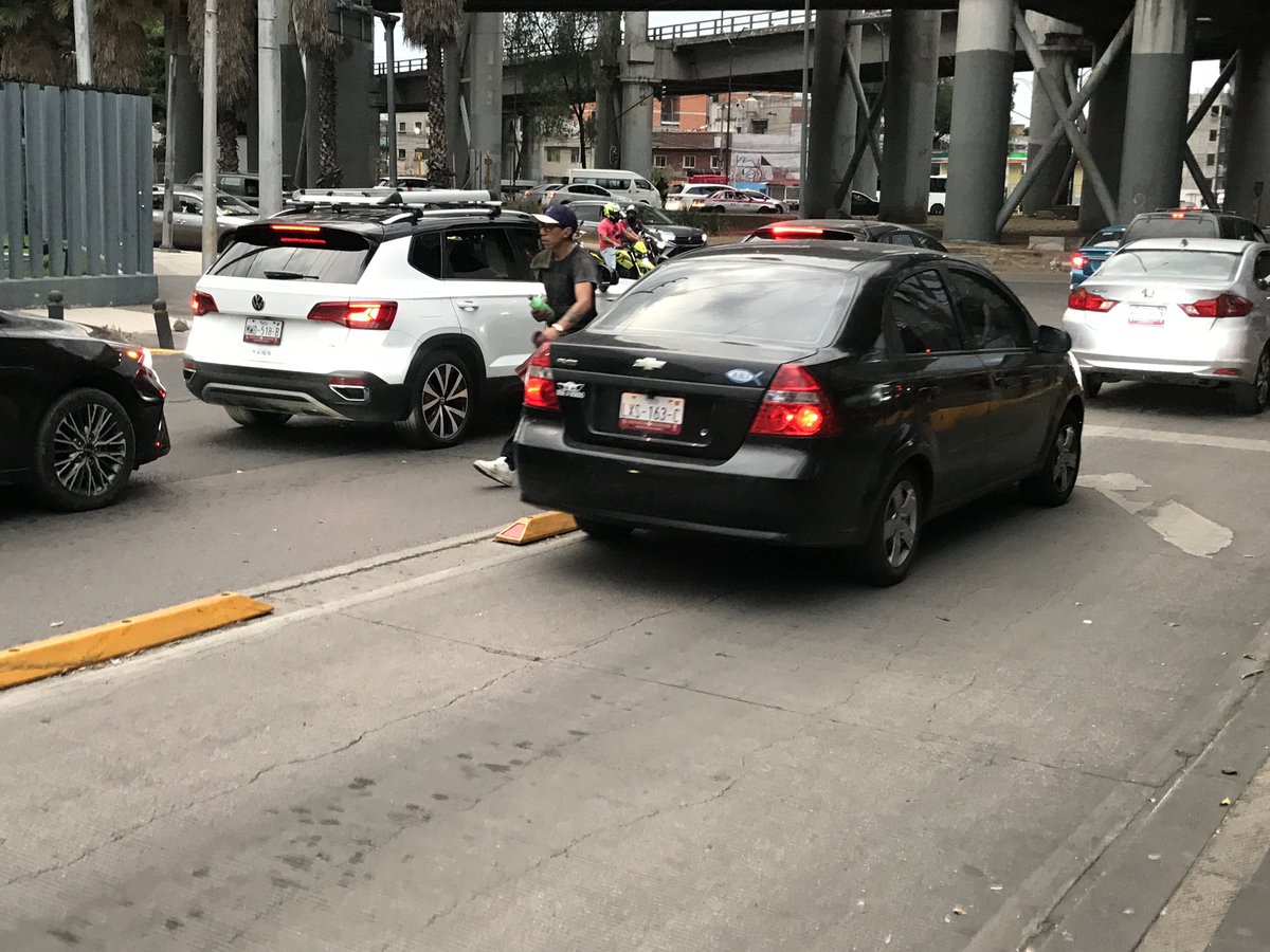 Jonhkury's tweet photo. Coches invadiendo el carril del metrobús línea 4 ruta sur estación Moctezuma calle Sidar y Rovirosa Col, jardín Balbuena @Vcarranza_  @UCS_GCDMX https://t.co/1teobaWu8N