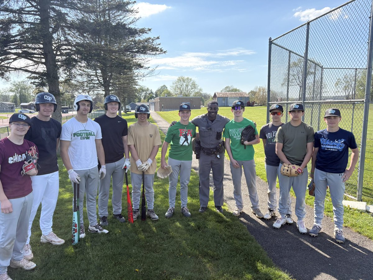 CspPackbaseball's tweet photo. The Pack had a special visitor at practice today — former 2015 Boston Red Sox draft pick &amp; Minor Leaguer, and current NY State Trooper Nick Hamilton!
A Lockport native, Trooper Hamilton shared baseball knowledge and life lessons about hard work, success, and being a good person. https://t.co/ylYKBa1rvj