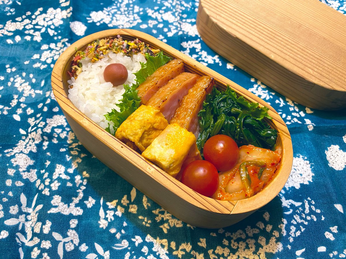 ohawillow's tweet photo. 今日はお休み。先日のお弁当🍙

断捨離中なので色々フリマに出すか💰

#お弁当　#お弁当記録 https://t.co/6yUrCtRG6H