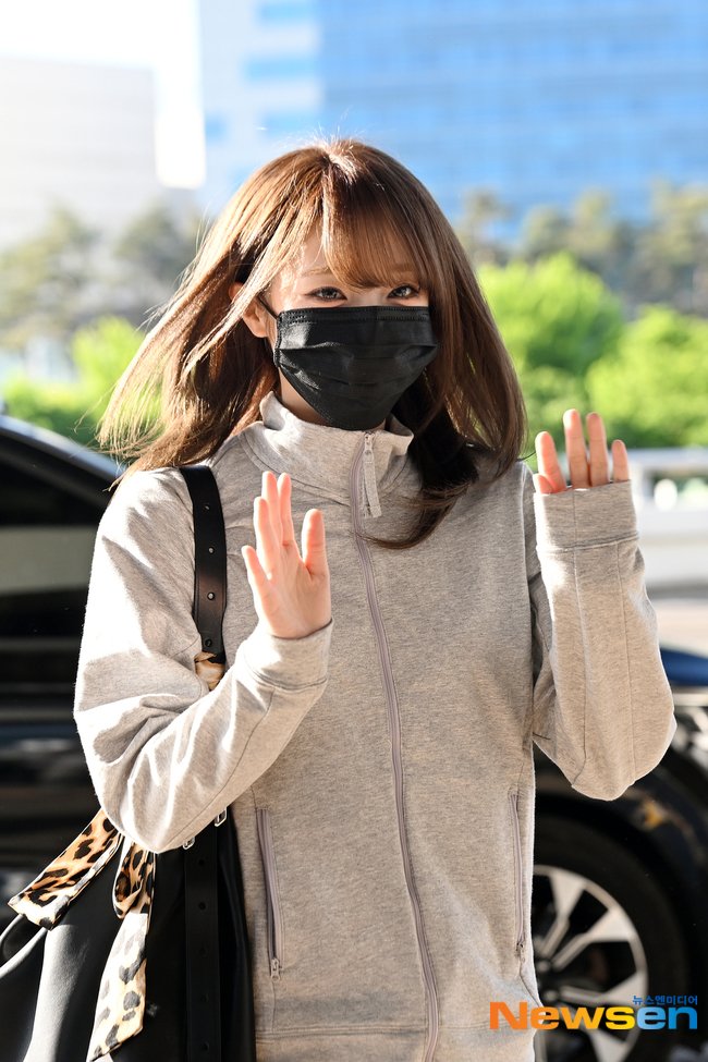[PRESS] 260508 YENA at Gimpo International Airport heading to Japan for Offline Events &amp; Kstyle PARTY 2026.

#최예나 #예나 #YENA #イェナ #崔叡娜