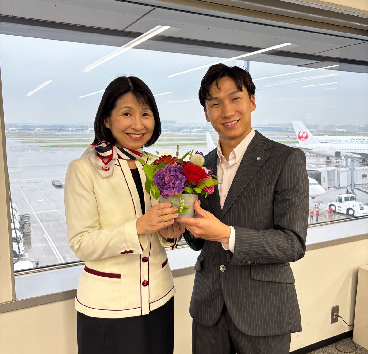 JALs_now's tweet photo. 今日は #母の日💐
客室乗務員として働く母と #JAL のデジタル部門で働く息子。親子で活躍する社員をご紹介！

仕事の後でも、笑顔で家族との時間を大切にしてくれていた母。その強さと優しさに、同じ社会人として改めて感謝を伝えます✨

皆さまも、大切な人に感謝を届けませんか🌷
#JALThanksActivity https://t.co/rJm2OpPlMt