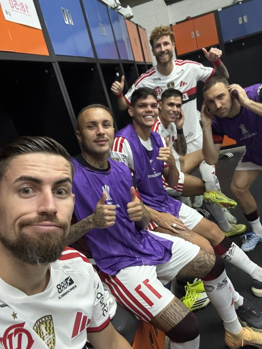 El partido en el Atanasio Girardot está suspendido. Piden que se evacue el público, y se siguen lanzando fuegos artificiales. Mientras tanto los jugadores del Flamengo suben selfies.