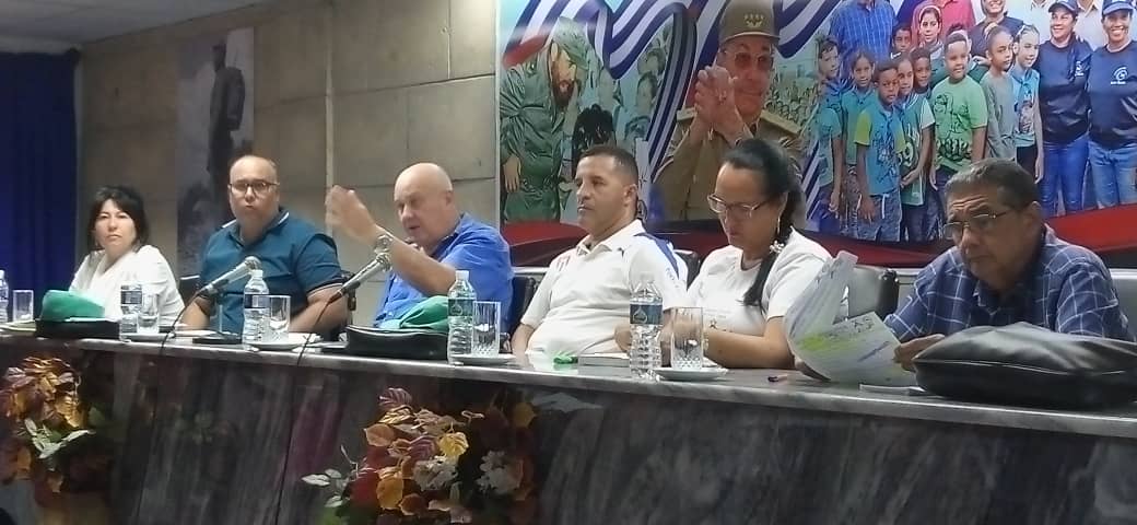rlicea_mojena's tweet photo. Una fructífera jornada de trabajo, como parte de la visita  a #IslaDeLaJuventud del Vice Primer Ministro Jorge Luis Tapia Fonseca, se evaluó el sistema electroenergético, el programa avícola, acuícola, y arrocero, temas vitales para lograr la autonomía territorial #SentirPinero https://t.co/TeHHxl2rd7