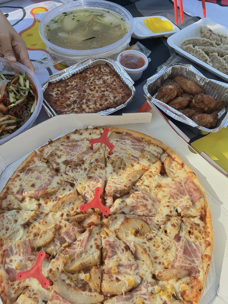 #쪼쩨밥
한강피크닉
친구들이랑 랜덤 음식 시키기 했어요