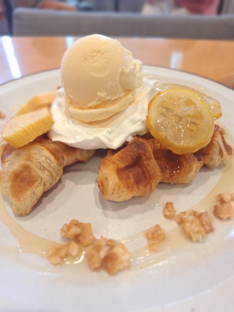 hyhy0piyo's tweet photo. デカフェの今月のクロッフル🐝🍋 https://t.co/uYbmQbD0J3