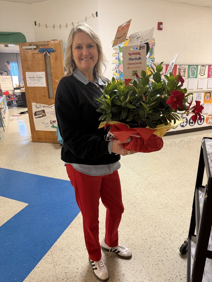 CFECougars's tweet photo. Happening at the Ferry this week. ➡️Cap and gown pictures, lots of teacher appreciation from our amazing parents and some belated Principal appreciation! Whew! 🤗 https://t.co/vVi3VAOvp5