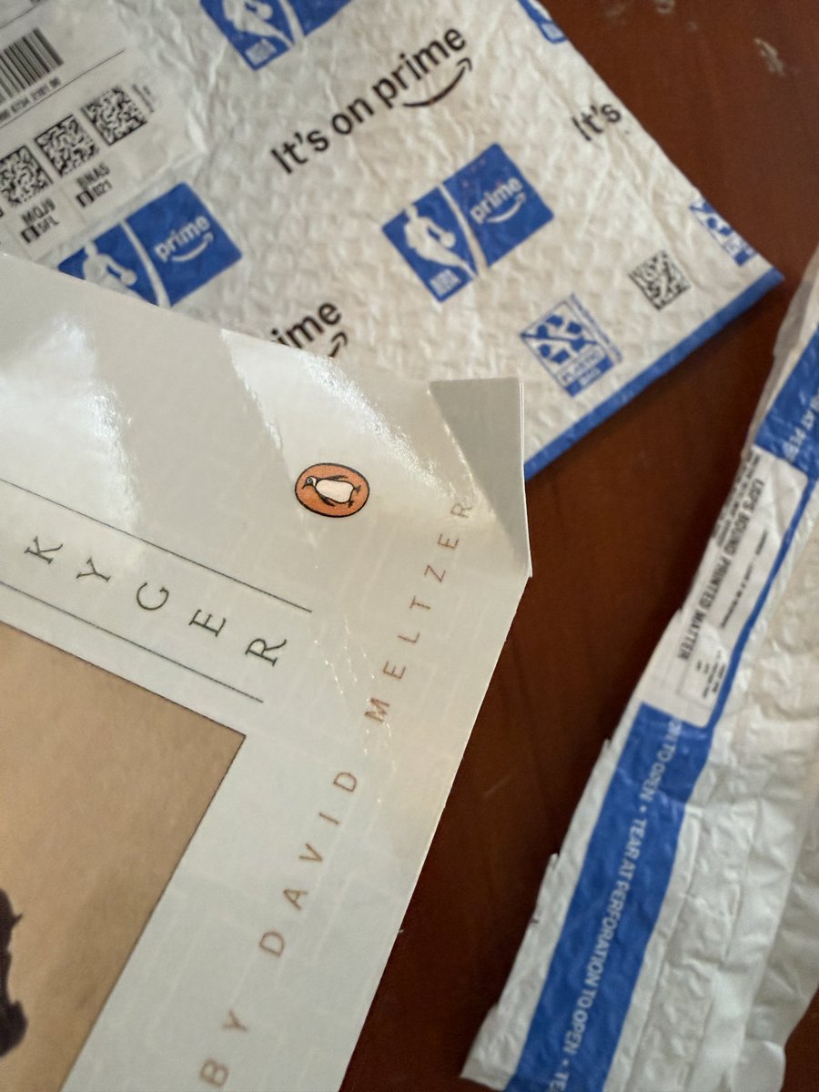 _jeffscott's tweet photo. Dear @amazon why are you repeatedly telling this customer to return a book that has already been returned with evidence? Why is your customer service hanging up on this customer? Why are you lying to and being so aggressive? 

And can you stop sending damaged books? 

#books https://t.co/Lo34keHCMU