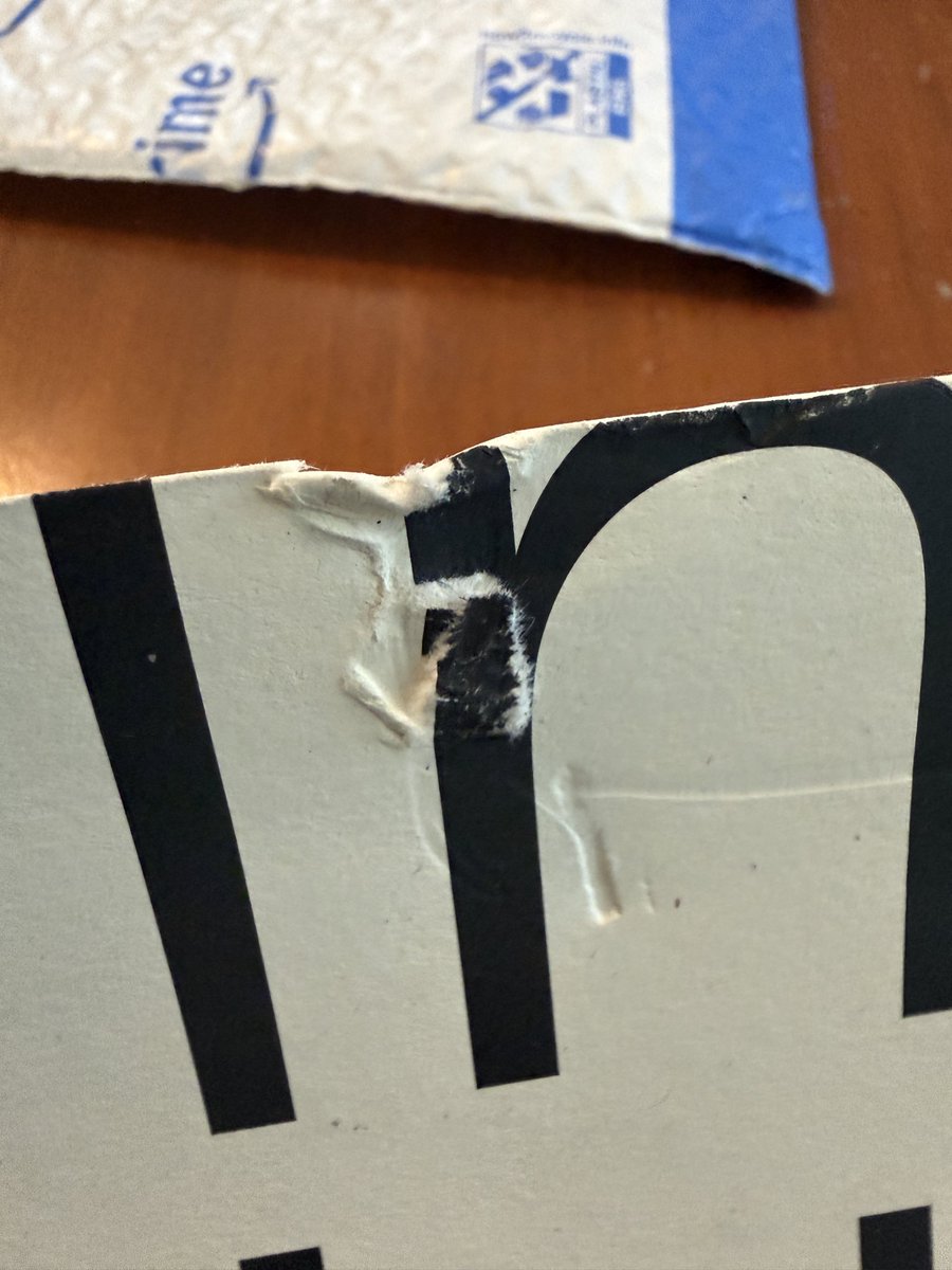 _jeffscott's tweet photo. Dear @amazon why are you repeatedly telling this customer to return a book that has already been returned with evidence? Why is your customer service hanging up on this customer? Why are you lying to and being so aggressive? 

And can you stop sending damaged books? 

#books https://t.co/Lo34keHCMU