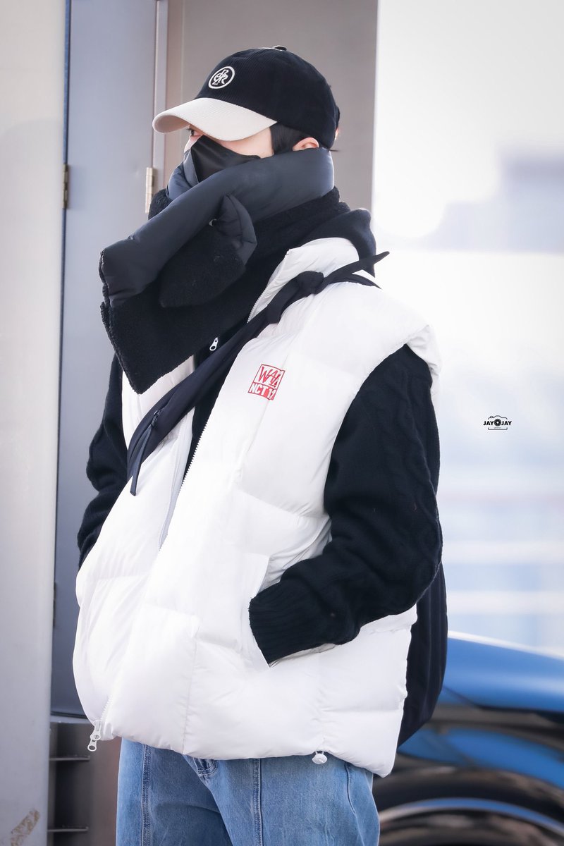 엠디 아랑단 도영이 new 팀복 받앗으면
또 얼마나 뽕뽑을지 상상돼서 웃음이 막 나오다가
갑자기 눈물 한방울 흘림